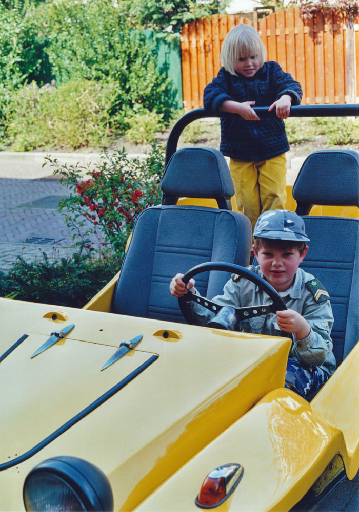 Fleur en Tim in Henny's Maplex buggy (april 2000)